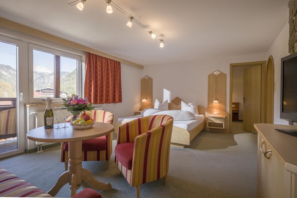 Hotel Enzian 佩尔蒂绍 外观 照片